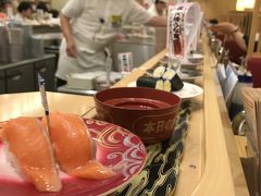 札幌に到着してから、外国の友達たちが寿司を食いたいということで、近くの回転寿司屋さんへ。広い店内、メニューも豊富で、ネタも新鮮！
お腹も心も満足しましたw