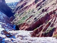 郊外にあるマラス塩田へ。水を撒いて乾燥させるだけで、塩が取れるそうだ。ピンクの塩は高級品で、今回のお土産についていたもの。