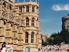 イートン校に近い

ウィンザー城
Windsor Castle

この中で見た展示品でレオナルド・ダ・ヴィンチの直筆のドキュメントは強烈だった。鏡で写して見るようすべてを反転して書いている！

イギリスは、この後、１５回は行くのだが、外面を見るだけでなく内部の所蔵品や活動をじっくり観察しないと、そのすごさは理解できないと確信した。ロンドンに集中することが多くなったのはそのためだ。

なお、この１９８６年滞在時のロンドンの写真はほとんどカットした。後に繰り返し来て、旅行記もかなり書いているからだ。