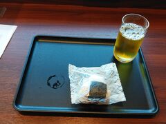 自宅からタクシーで大阪国際空港へ！
チェックインを済ませてダイヤモンド・プレミアラウンジで軽食を。
コロナウイルス後は、メニュー変更でおにぎりとパンが変わっております。
おにぎりと綾鷹を！