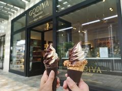 ショッピングセンターも広いので歩いて回ると疲れますね。
ゴディバのアイスクリームがとっても美味しそうなので頂くことにしました。
