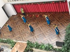 センターステージでフラのショーをやってました。
