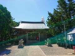 駐車場から灯台に向かう途中、厳島神社があります。