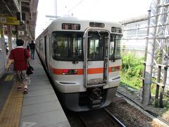 米原駅で、JR東海313系5000番台の普通大垣行き(10時発)に乗り換え。
乗り換え時間にはあまり余裕はなく、例年ならば先に米原に着いた電車からの乗客で座席が埋まっているところですが、コロナ禍の影響からか車内は空いており、容易に2人並びの空席を見つけることができました。