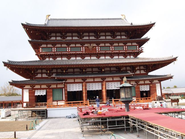奈良・薬師寺の金堂（https://4travel.jp/travelogue/10396385）。