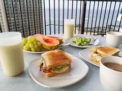 １１月２２日（金）
ホノルル3日目、ハワイ8日目の朝です。
今朝はラナイで海を見ながらの朝食です。
手作りのトーストアボガドサンド、スムージー、フルーツ等。