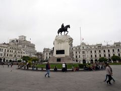 グリーンタクシーに乗って約50分、11:50にサンマルティン広場に到着。
こちらの騎馬像はペルー独立の父、サン・マルティン将軍だそうです。