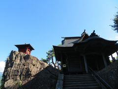 岩の上の赤い小さな堂は、写経を納める納経堂で、山内で最も古い建物である。
県指定文化財