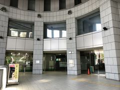 大阪市立の住まい情報センタービル
ここの8階に目的地はあります。
