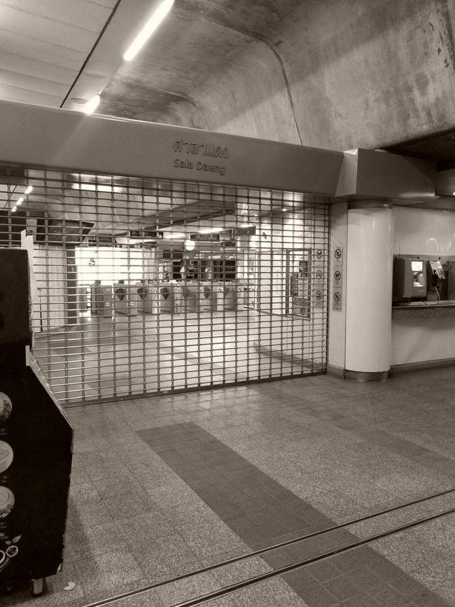 真夜中 の   バンコク は  パッポン！ <br />Sala daeng <br /><br />深夜の 2時半 には <br />完全に 閉鎖 を　されている。<br /><br />