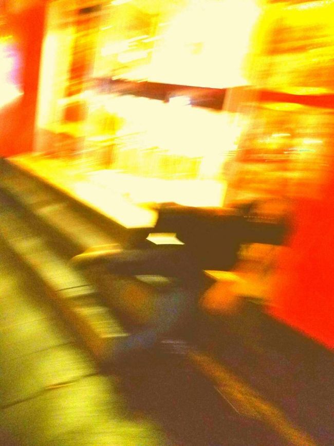 階段を 降りると <br /><br />そこには 地球の ものでは 無い <br /><br />不気味 生物が　　そこに、<br /><br /><br /><br />これは<br /><br />いったい ？<br /><br />なんなのか<br /><br /><br />あまりの 無神経な 不人間達が <br /><br />サラデーン 駅を <br /><br />完全に<br /><br />閉ざして しまったので　あろうか