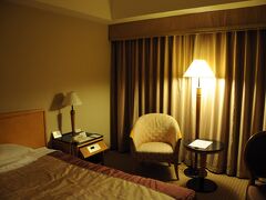 宿は、駅からすぐのところにあるホテルメトロポリタン長野だ。
長野駅近くに泊まるときは、このホテルに泊まることが多い。
部屋も広めで、週末は安く泊まれるからだ。