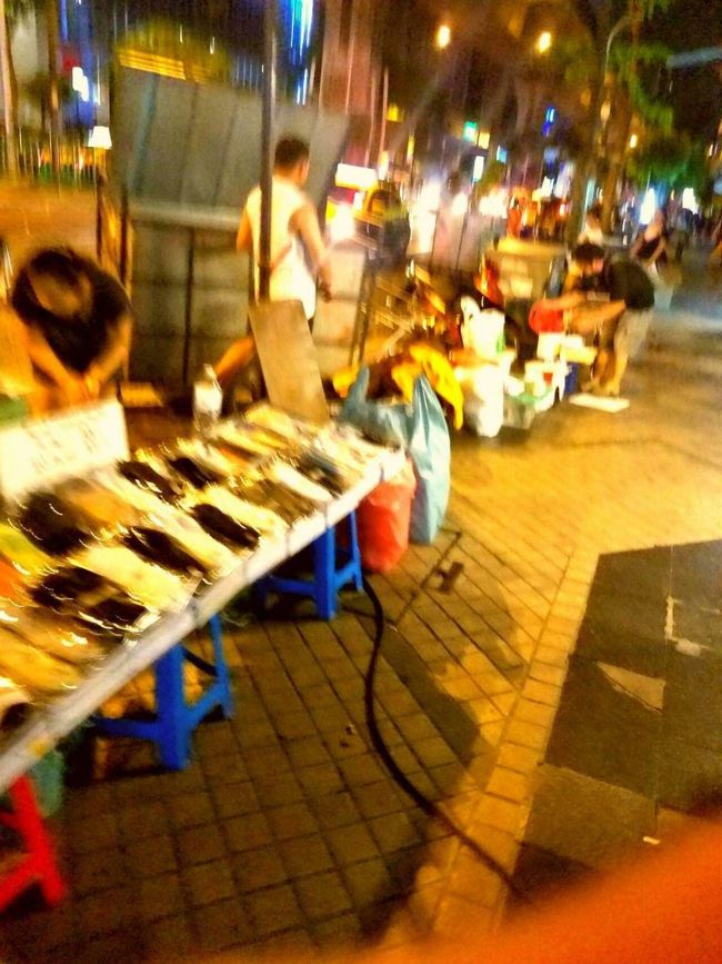 真夜中 の　パッポン通り　　近辺<br /><br />勤勉な　  バンコク の   人たち が<br /><br />お店の<br /><br />おかたずけ　を 　いたします