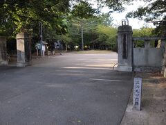 駅前から四つ目の市役所前電停で下車。
そこから歩いてすぐのところに、吉田城の三の丸口門跡があった。
城跡は、豊橋公園の一角にあるようだ。