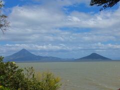 マナグア湖の先に見える山は、モモトンボ (Momotombo)という火山