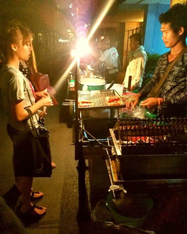 正真正銘<br /><br />本物 の<br /><br />女の子  が<br /><br />たくさん<br /><br />買って　　ゆく