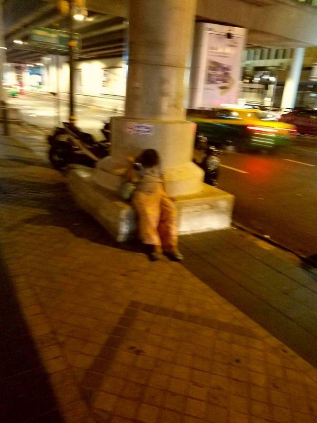 そして<br /><br />表  通りに<br /><br />出て  まいりますと<br /><br />たった今　UFO  で   到着して<br /><br />火星   宇宙人に<br /><br />なって　しまった<br /><br />お母さん　が<br /><br />ここに