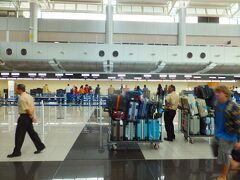 ファン・サンタマリア国際空港(Juan Santamaria)に着きました。
