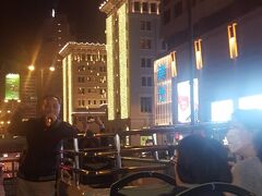 オープントップバスの２階に乗り始めはいい感じで走っていましたが
そのうち渋滞に


