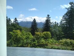 羊蹄山。雲に隠れて中腹までしか見えなかった。でもよく晴れていた。