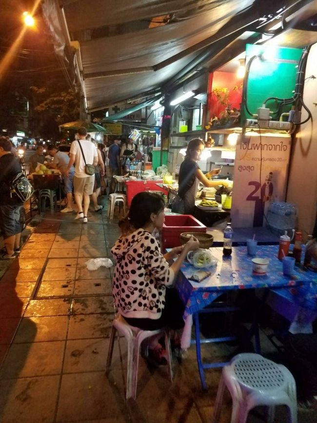 すると<br />よし！<br /><br />飯屋   です<br /><br />探して  いた　食堂 です。<br /><br />良いのかも　しれません