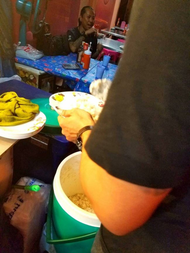 すぐに<br /><br />店の　兄貴に<br /><br />よそって　　いただく