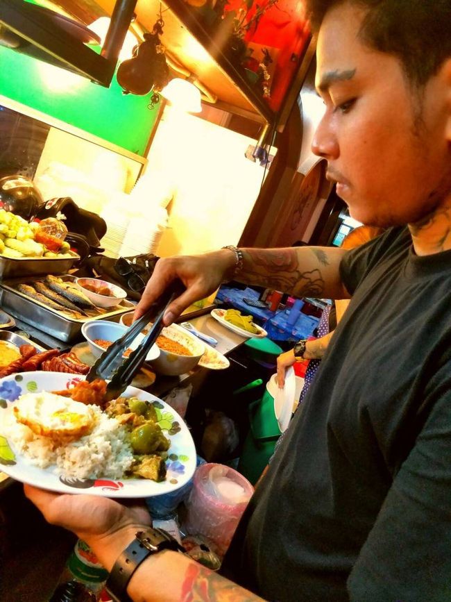 パッポン  の　兄貴 が、<br /><br />本気  モード で<br /><br />乗せて　ゆく。<br /><br />いたずら 書きの<br /><br />刺青 は　　いりません     　( 笑 )<br /><br />バンコク　　ヤクザ   も　いりません