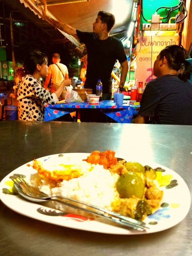 ここに　　完成  した<br /><br />パッポン　　おかず  乗せ　ご飯<br /><br />50  バーツ   ( 169 円 )<br /><br />とっても    幸せ に　<br /><br />なりました<br /><br />( この　一瞬の　小さな  幸せが　今の 日本人に　とっては　一番 大切な こと！　　この　積み重ねが　出来る 人々は　とっても  素晴らしい )