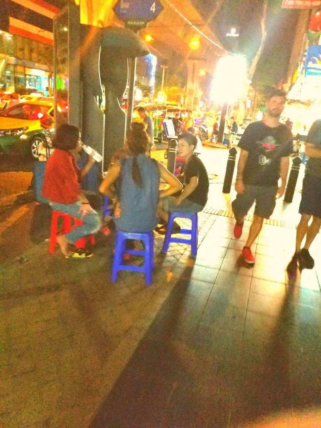 更に<br /><br />繁華街を<br /><br />歩いて<br /><br />まいり　ますと