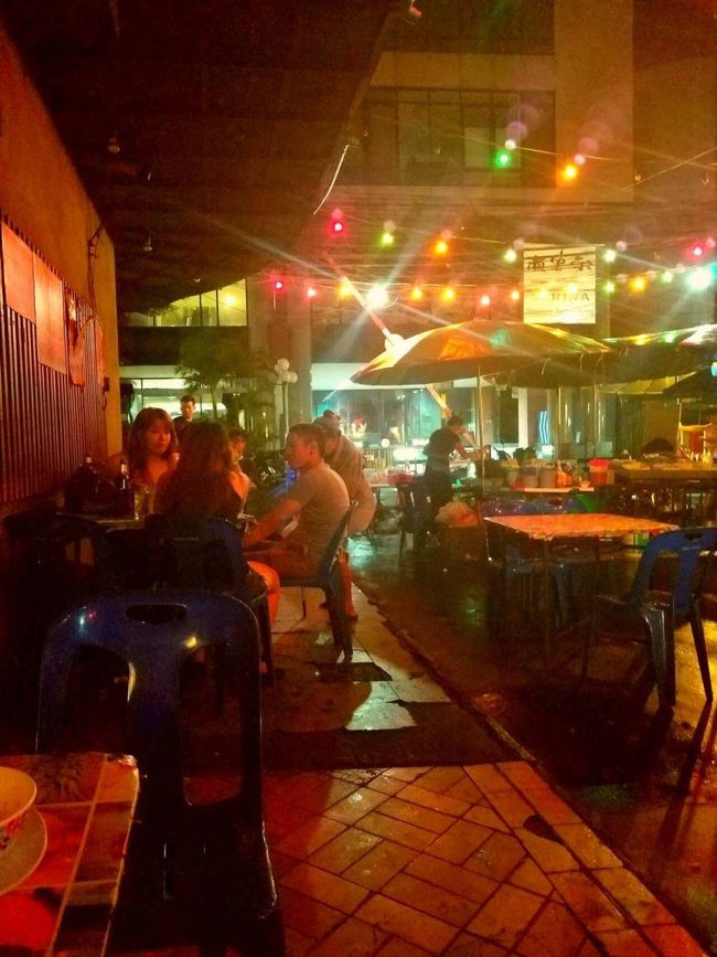 そして<br /><br />ついには<br /><br />見つけて　　しまった<br /><br />それは<br /><br />パッポン　路上　　中華　だ