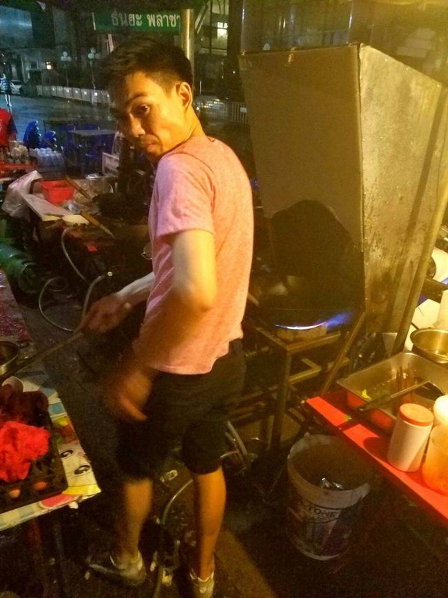 そして   ついには ！ <br /><br />パッポン  中華 の <br /><br />達人先生 の    ご登場 だ<br /><br /><br />全てに   指差し   ご注文！ <br /><br />......<br /><br /><br />わたくしは<br /><br />タイ の <br /><br />スパイシー  オカズ 乗せ  ご飯を <br /><br />達人 中華 先生 に<br /><br />ご注文    いたした。