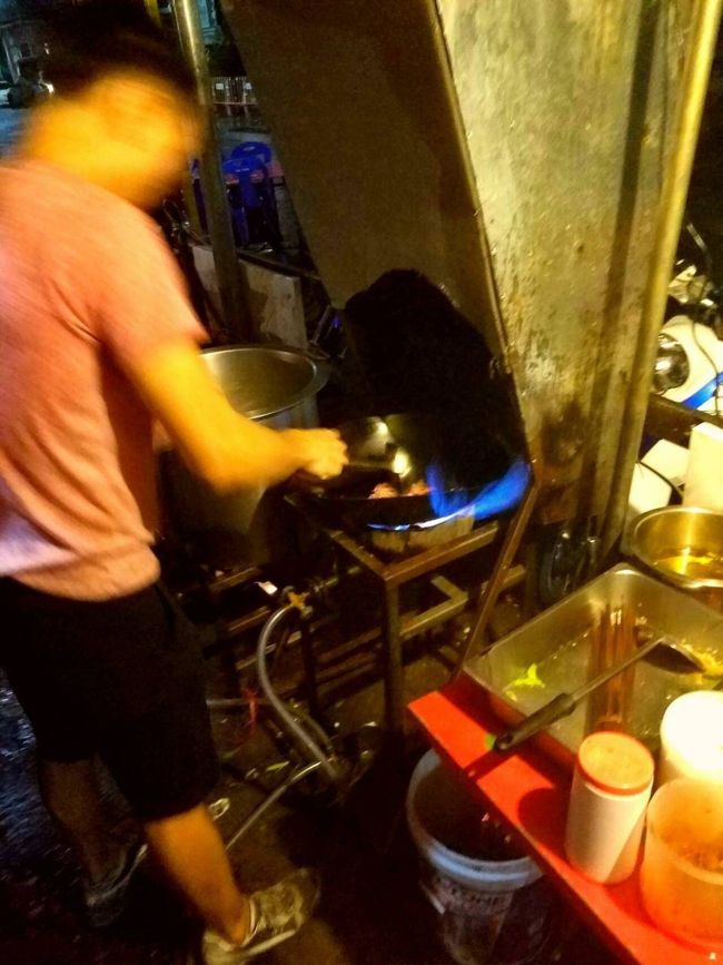 彼は <br />材料の 野菜 や お肉を <br />手早く   みじん切り に   した！ <br /><br />そして   おもむろに    炒め 始めた<br />ふふふ<br /><br />おプロ <br /><br />目にも   とまらぬ     す速さだ！