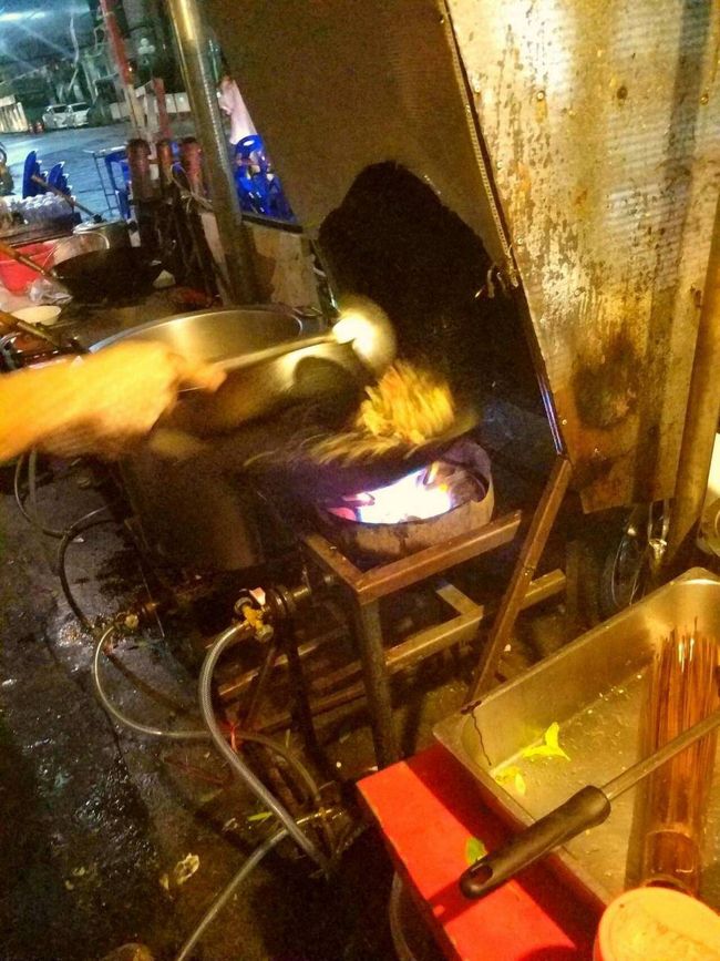 ( しかし　道路に　ガス 台を　置いて    火を  炊いても　良いので  あろうか ？　　　　ふふふ　　　日本 ならば、 消防署や  警察、　保健所が　厳しくて  ダメですが、<br />バンコク  は　  関係  無いんだよ！　　そんなもん    笑 )