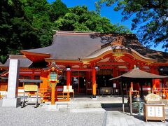 そして熊野那智大社へ。
熊野三山の一つを構成する神社でもあります。参拝。