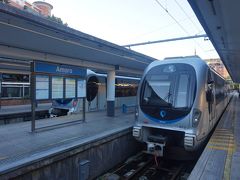 早朝のEusko Tren、Amara　Donostia駅。 駅前は広場になっていて、カフェや商店もあります。ホステルからも歩いてすぐで、便利でした。駅も電車もきれいです。