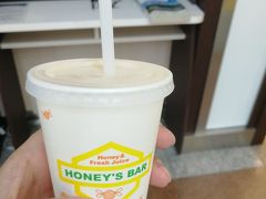 小田原駅の乗換ではハニーズバーを利用しました。
ミックスジュースのSサイズ。