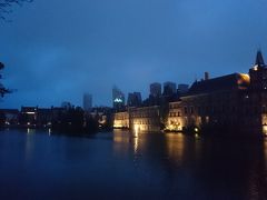 この日は早朝からあいにくの雨模様。

そんな中でも、前日訪れたオランダの政治・行政の中心、ビネンホフを別れ際にパチリ。