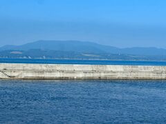 対岸の牡鹿半島。