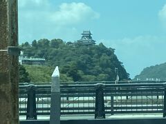 橋から遠目に犬山城です。今は隣に自動車用の橋ができ鉄道と分離しました。