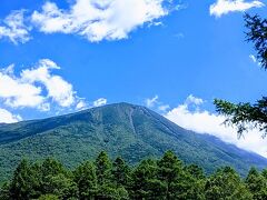 赤沼駐車場から見た男体山の雄姿