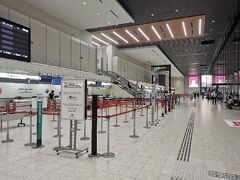 伊丹空港に来ました。夕刻ということもあり、北ターミナルはガランとしています。
