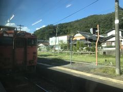 福渡駅に到着します。
上り岡山行き普通列車957Dと交換します。