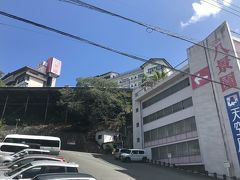 ニュー八景園、日帰り入浴。

伊豆長岡の高台にあるニュー八景園。
最上階に浴場があり、屋上露天風呂からの眺望は素晴らしい。富士山はあいにく雲の中であった。
ヌメリのある無味無臭の湯質、残念ながら循環式の塩素臭いがする温泉。

泉質：アルカリ性単純温泉
            （低調性アルカリ性高温泉）
PH：9.1

＊日帰り入浴料：1000円（平日）・1500円（土日祝）
　　　