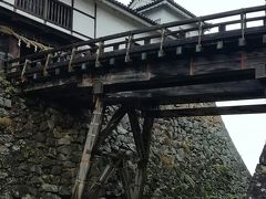 天秤櫓と廊下橋。
橋を中心に左右対称に造られているそうです。