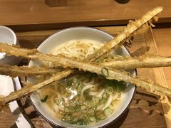 福岡空港で、ゴボウの槍うどん。オススメ。