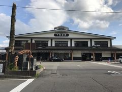 下諏訪駅。帰路に付く。

諏訪大社下社の最寄り駅にふさわしく、駅前に御柱が建つ。