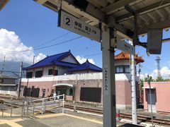 ここは花火大会で有名な（山梨県内だけかな？）市川大門駅
なんでこんな駅舎にしたのだろうか…