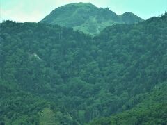 中央の高い山が日本百名山、日光白根山(標高2,578m)
関東で最も高い山です。