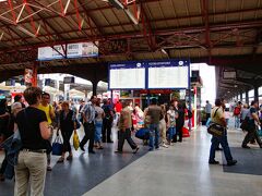 ６月19日
ホテルで朝食を済ませ、ブカレスト北駅に到着しました。午前9時過ぎです。これから列車でシナイヤに向かいます。