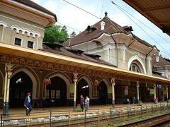 2時間ほどで、シナイヤ駅に到着しました。なかなか凝った造りの美しい駅です。